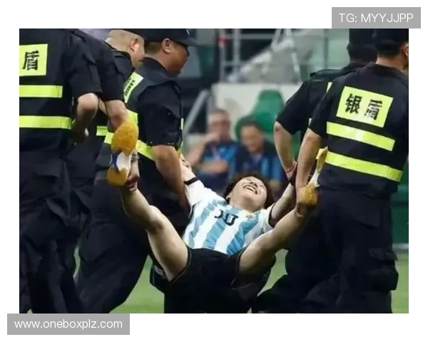 足球明星因涉嫌违法行为被警方拘留引发热议与关注 足球明星因涉嫌违法行为被警方拘留引发热议与关注