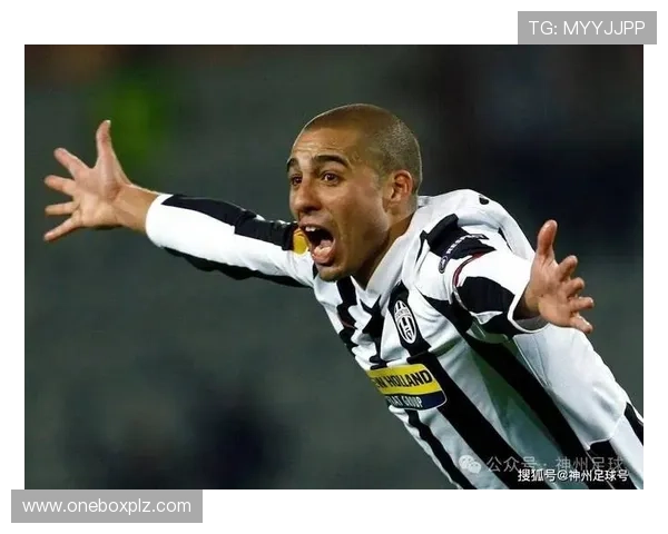 上海黑人足球明星因伤缺席比赛球迷为其送上祝福与支持