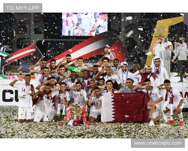 卡塔尔足球明星齐聚一堂合照展现团结与激情的瞬间