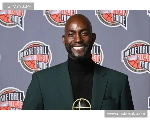 足球场上的璀璨明星们如何用激情与汗水书写传奇人生