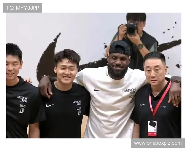 足球明星与詹姆斯的精彩对决视频引发热议球迷热情高涨