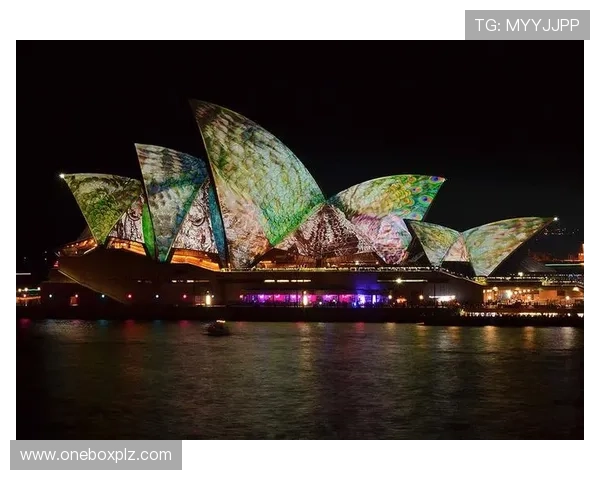 足球明星在格莱美盛典中的慢镜头瞬间展现魅力与风采