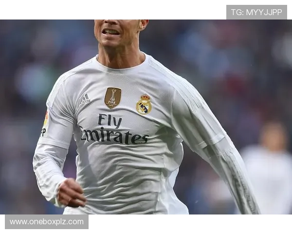 足球明星挑战极限用足球精准踢穿玻璃展现惊人技巧与力量