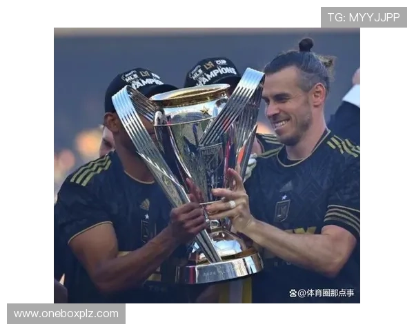 足球明星比克汉姆的传奇人生与足球事业的辉煌成就回顾 足球明星比克汉姆的传奇人生与足球事业的辉煌成就回顾